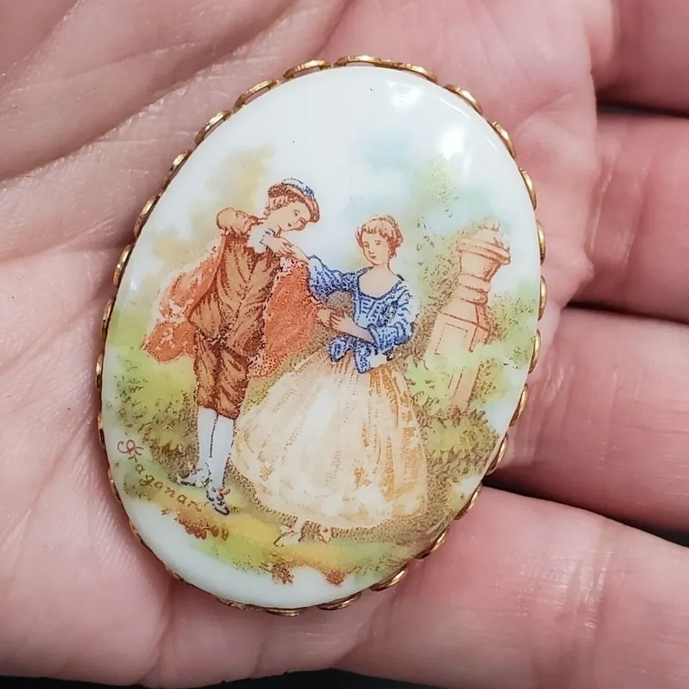 Vintage Fraganard gold tone brooch